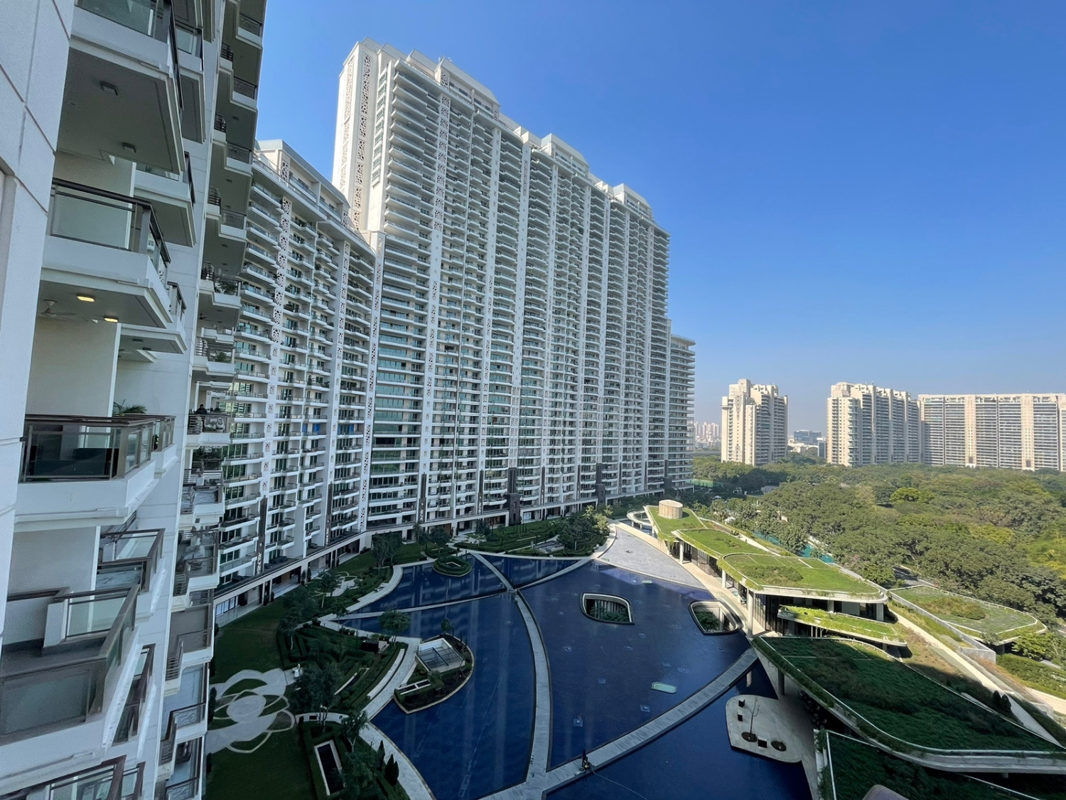 DLF Camellias, Golf Course Rd. Gurgaon, Haryana 122011