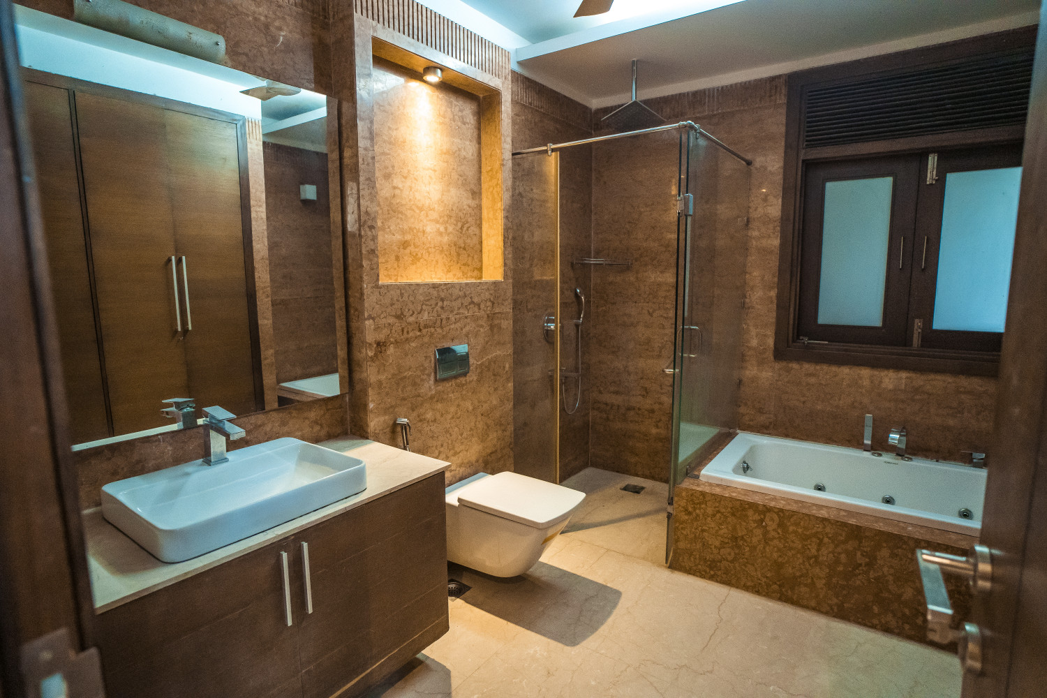 Modern Apartment in Defence Colony, Delhi, India -110049 photo 3